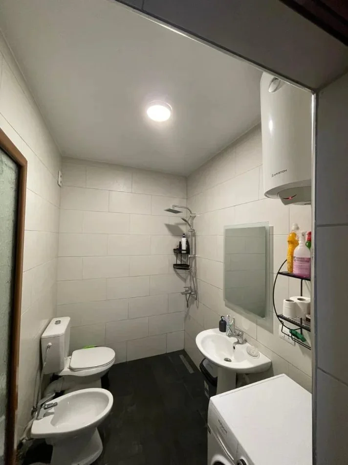 Tirane, jepet me qera apartament 1+1 Kati 4, 65 m² 650 € (Rruga e Dibrës)