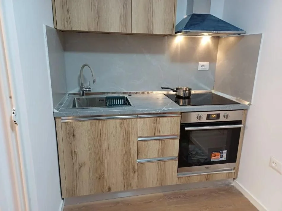 Tirane, jepet me qera apartament 1+1 Kati 5, 40 m² 500 € (Rruga Myslym Shyri)