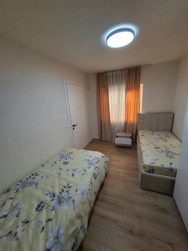 Tirane, jepet me qera apartament 2+1 Kati 4, 60 m² 600 € (Rruga e Barrikadave)