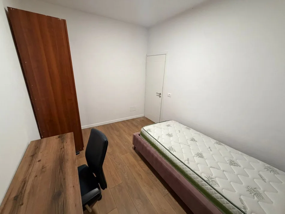 Tirane, jepet me qera apartament 2+1 Kati 1, 90 m² 450 € (Shkozë)
