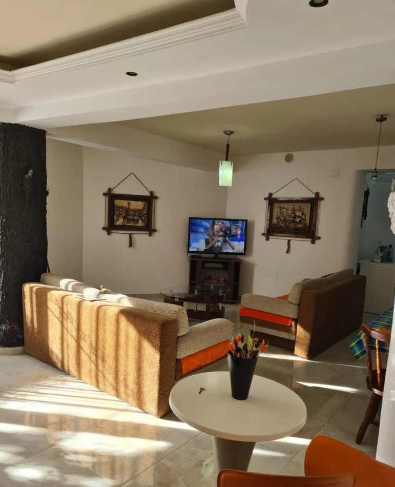 Tirane, jepet me qera apartament 2+1 Kati 1, 90 m² 500 € (Embassy of the United States)
