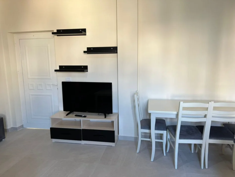 Tirane, jepet me qera apartament 1+1 Kati 2, 70 m² 400 € (QSUT)