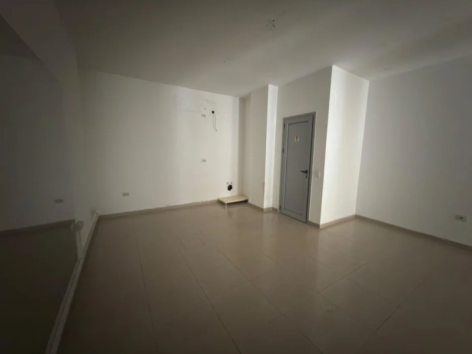 Tirane, jepet me qera ambjent biznesi Kati 0, 51 m² 800 € (Kristal Center)