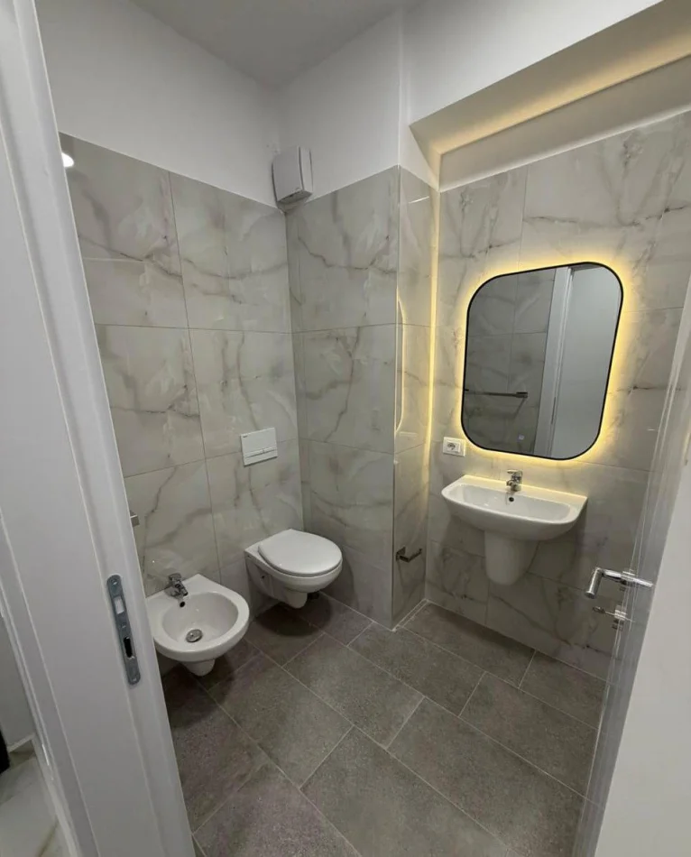 Tirane, jepet me qera apartament 1+1 Kati 3, 40 m² 380 € (Laprakë)