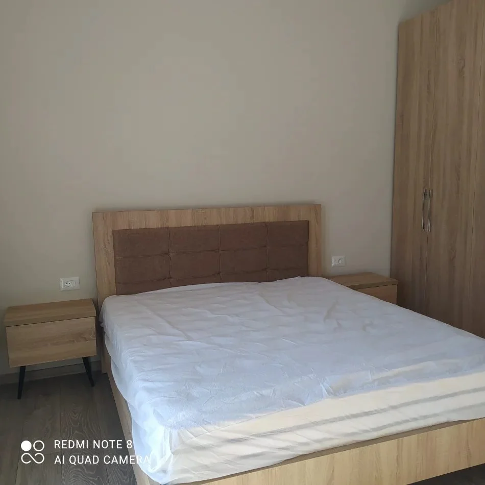 Tirane, jepet me qera apartament 1+1 Kati 3, 280 m² 350 € (Rruga Aleks Çaçi)