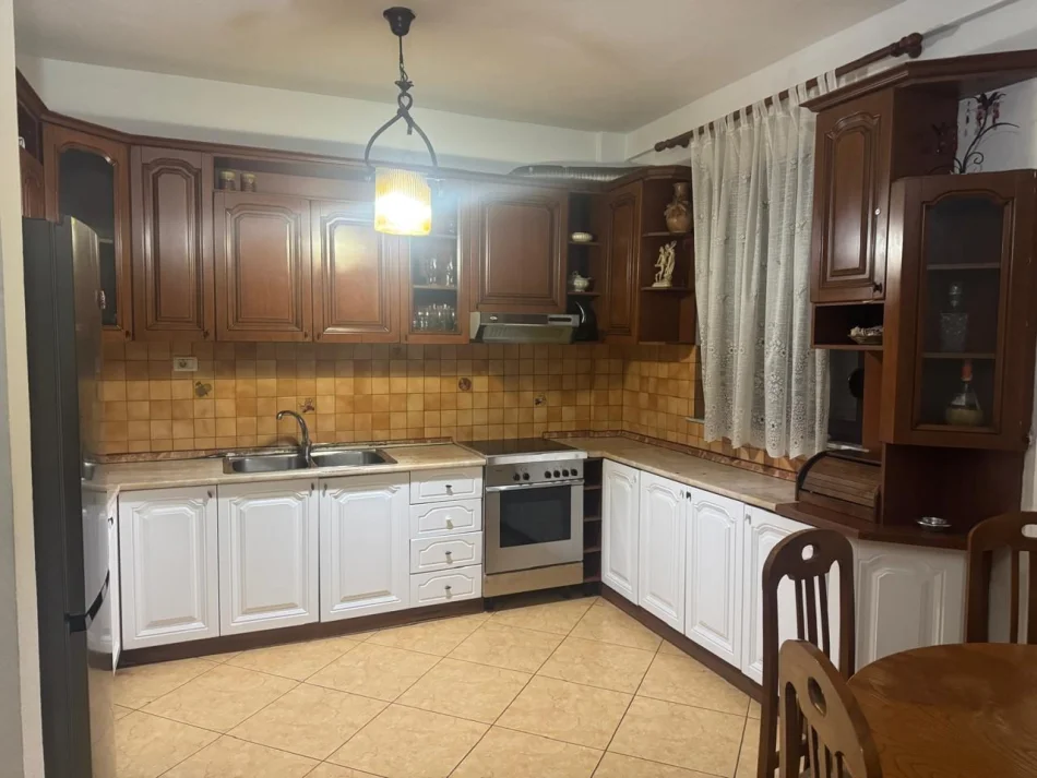 Tirane, jepet me qera apartament 2+1 Kati 1, 100 m² 500 € (Komuna e Parisit)