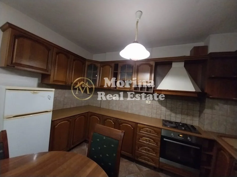 Tirane, jepet me qera apartament 1+1 Kati 2, 65 m² (Komuna Parisit)
