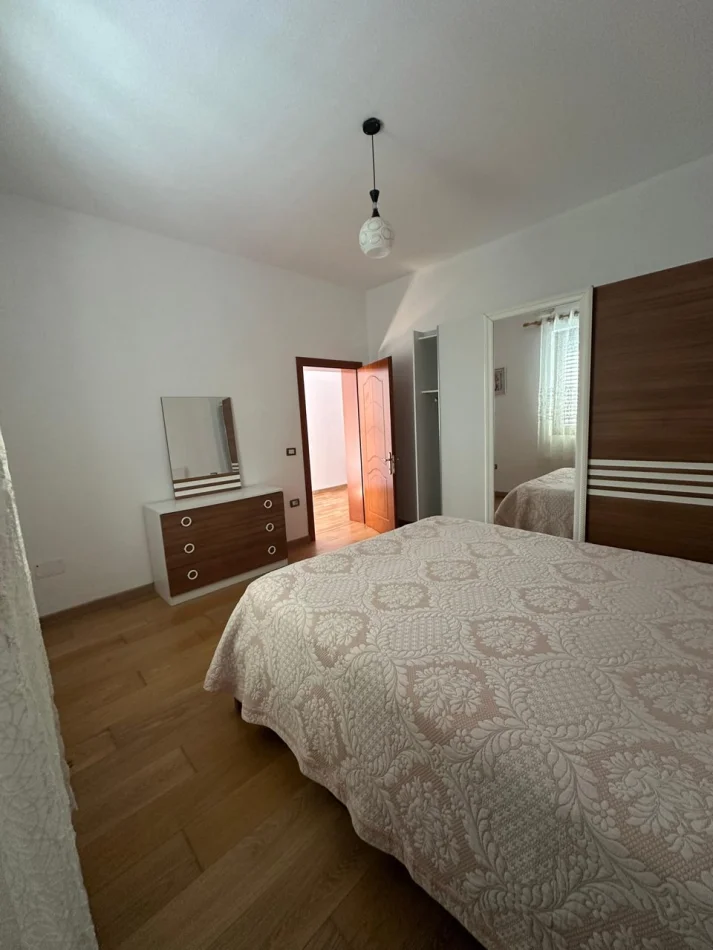 Tirane, jepet me qera apartament 1+1 Kati 1, 85 m² 300 € (Sauk)