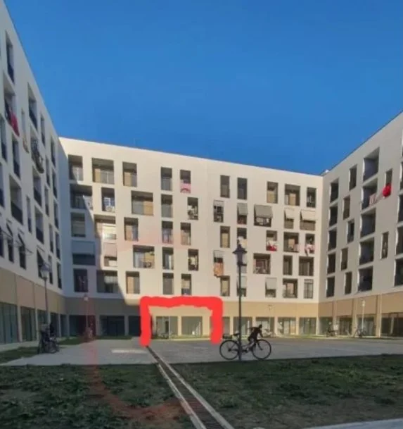 Tirane, jepet me qera ambjent biznesi 70 m² 700 € (Kombinat)