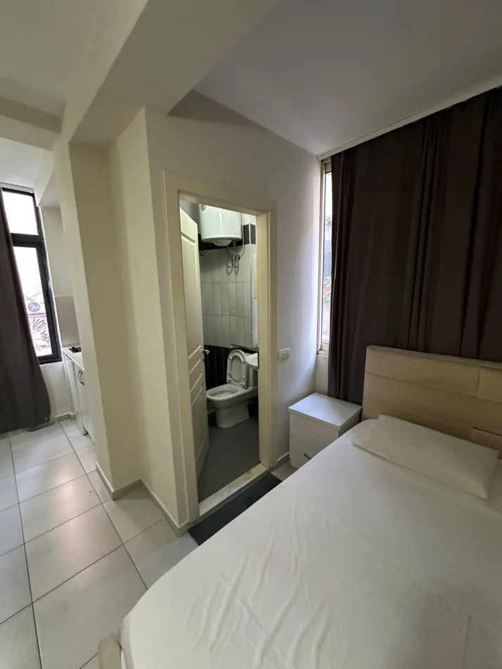 Tirane, jepet me qera apartament 1+1 Kati 2, 45 m² 400 € (Sheshi Willson)