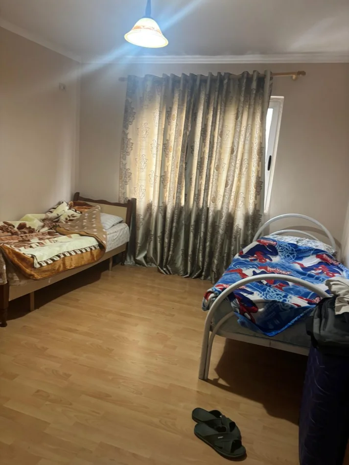 Tirane, jepet me qera apartament 2+1 Kati 3, 85 m² 350 € (Kinostudio)