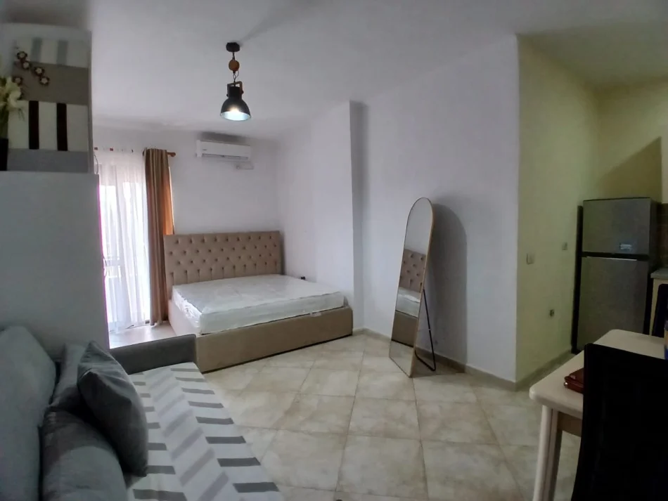 Tirane, jepet me qera apartament 1+1 Kati 3, 50 m² 520 € (Rruga e Barrikadave)