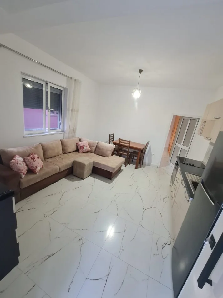 Tirane, jepet me qera apartament 1+1 Kati 1, 70 m² 400 € (Kinostudio)