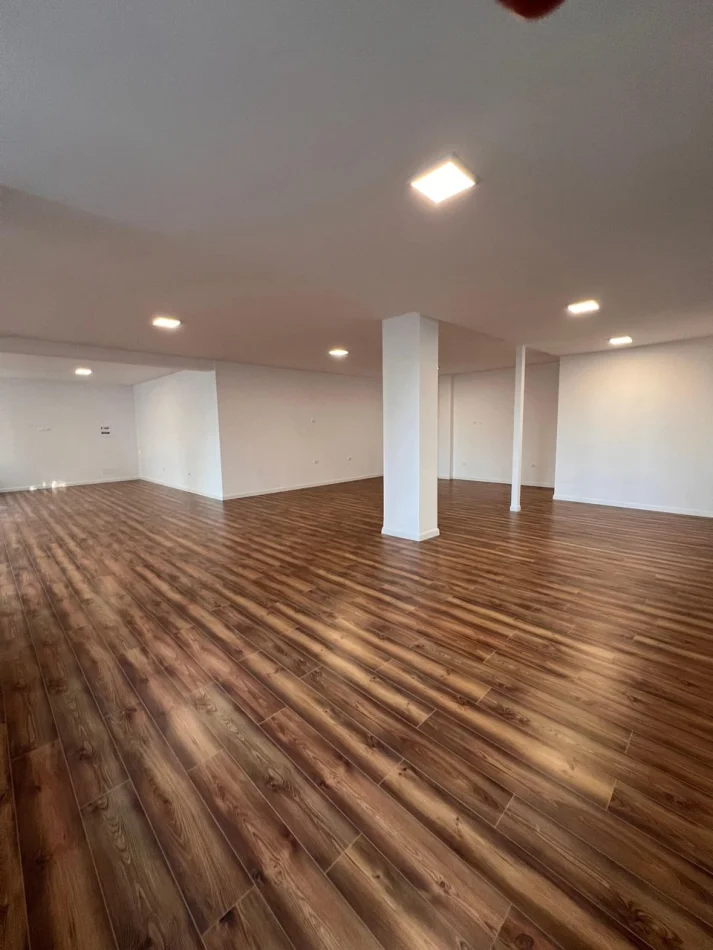 Tirane, jepet me qera ambjent biznesi Kati 0, 150 m² 1.800 € (Liqeni i Thatë)