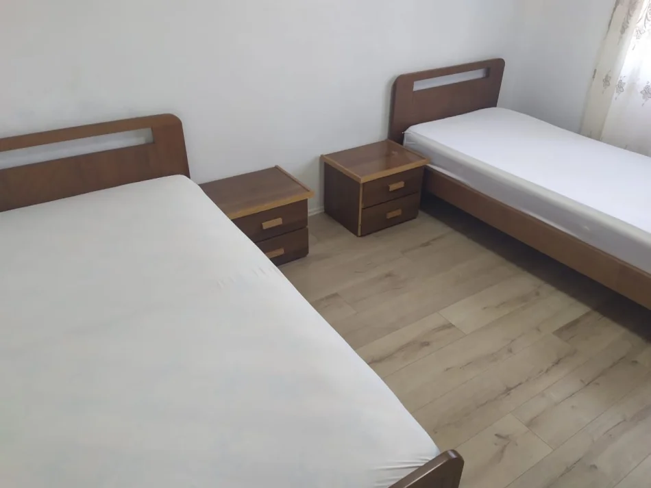 Tirane, jepet me qera apartament 1+1 Kati 3, 65 m² 400 € (Ali Demi)