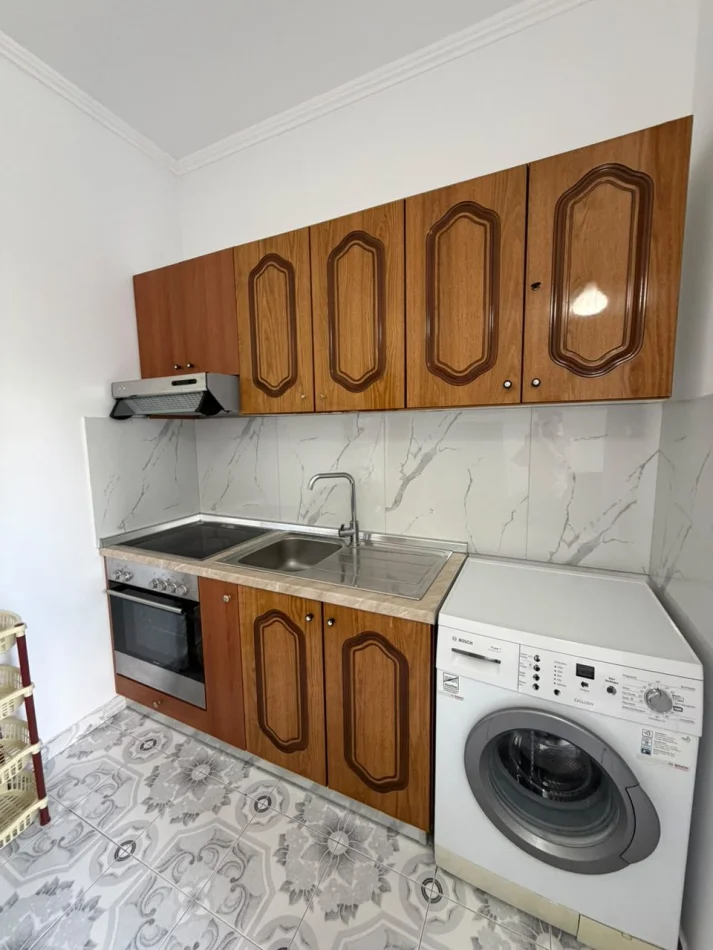 Tirane, jepet me qera apartament 1+1 Kati 1, 65 m² 380 € (Spitali Amerikan 2)