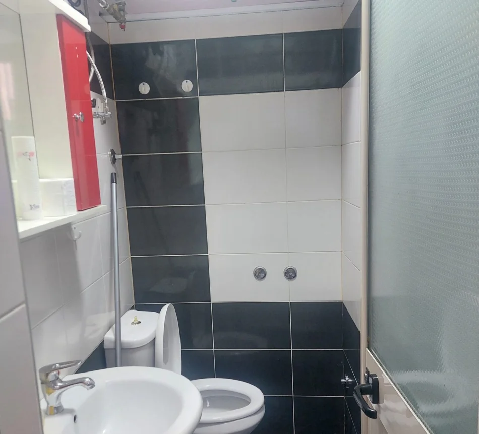 Tirane, jepet me qera ambjent biznesi Kati 1, 30 m² 350 € (Skanderbeg Square)