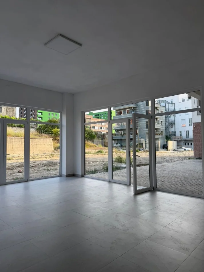 Tirane, jepet me qera ambjent biznesi Kati 0, 320 m² 3.200 € (Rruga 5 Maji)