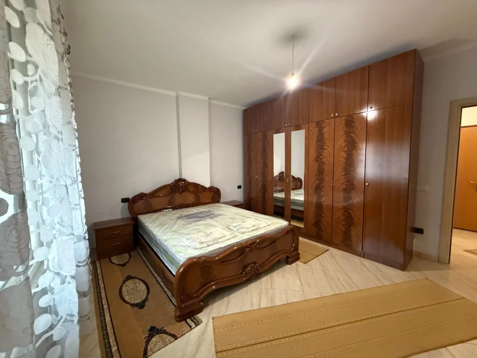 Tirane, jepet me qera apartament 1+1 Kati 2, 80 m² 400 € (Rruga Loni Ligori)