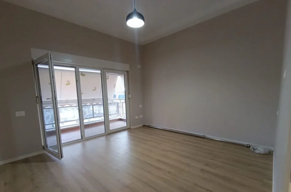 Tirane, shitet apartament 2+1 Kati 7, 187.000 € (prane Shkolla e Kuqe)