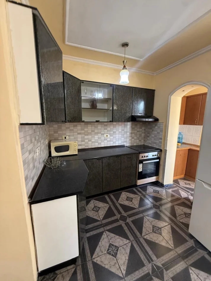 Tirane, jepet me qera apartament 1+1 Kati 4, 60 m² 400 € (Rruga e Dibrës)