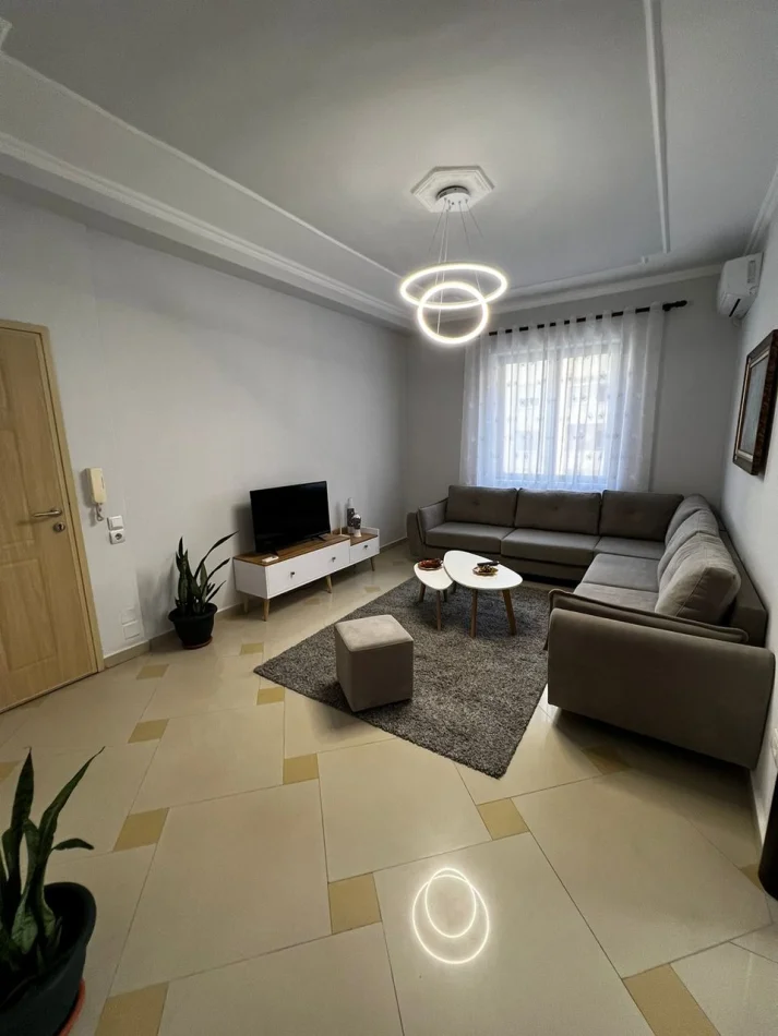 Tirane, jepet me qera apartament 1+1 Kati 2, 70 m² 600 € (Rruga e Elbasanit)