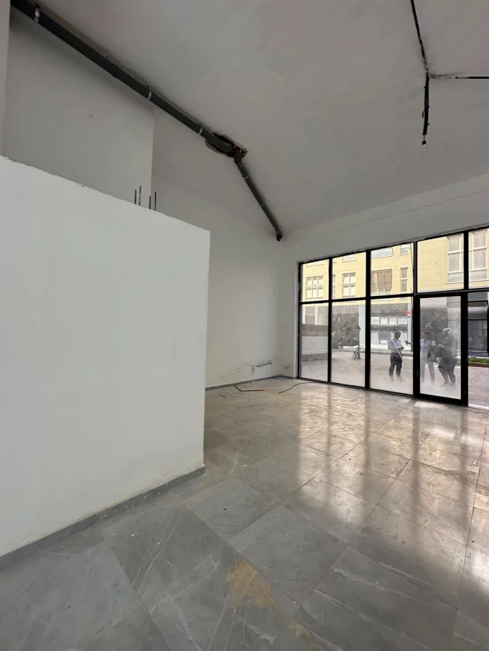 Tirane, jepet me qera ambjent biznesi Kati 0, 116 m² 1.500 € (Xhamlliku)