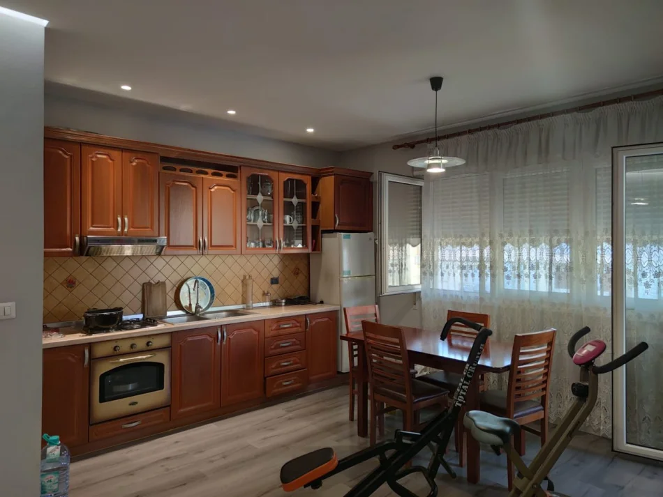 Tirane, jepet me qera apartament 1+1 Kati 4, 70 m² 650 € (Qendra Kristal)