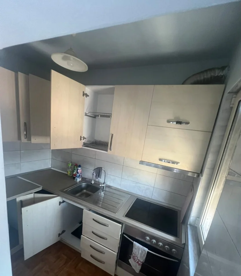 Tirane, jepet me qera apartament 1+1 Kati 5, 56 m² 450 € (Xhamlliku)