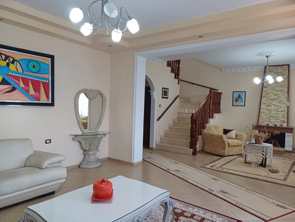 Fier, jepet me qera apartament 4+1 Kati 1, 1.083 m² 2.500 € (Fier)
