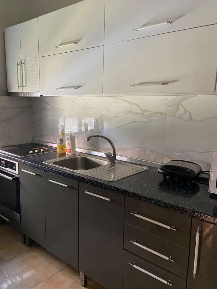 Tirane, jepet me qera apartament 1+1 Kati 2, 65 m² 400 € (Ali Demi)