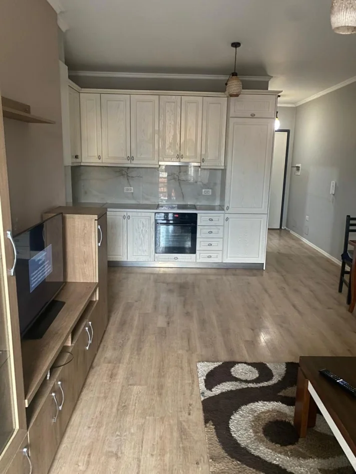 Tirane, jepet me qera apartament 1+1 Kati 3, 80 m² 500 € (Laprakë)