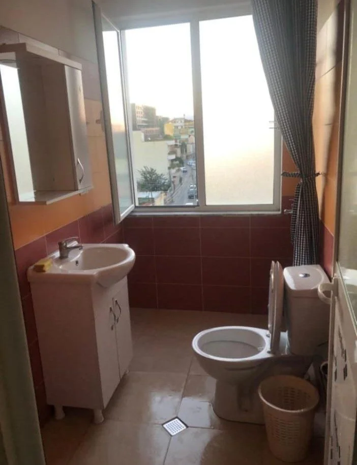 Tirane, jepet me qera apartament 1+1 Kati 2, 25 m² 250 € (Selvia)