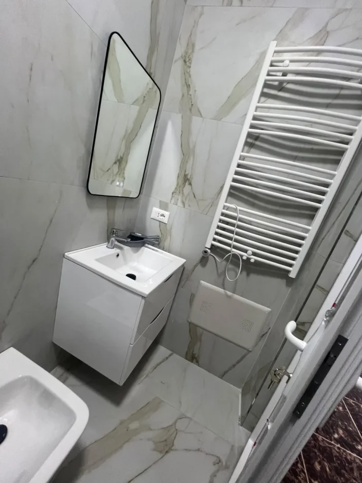 Tirane, jepet me qera apartament 2+1 Kati 3, 150 m² 600 € (Ali Demi)