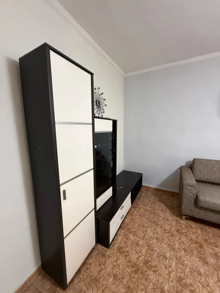Tirane, jepet me qera apartament 1+1 Kati 3, 74 m² 450 € (Medrese)