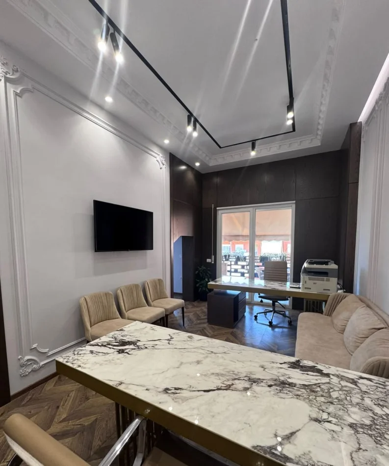 Tirane, jepet me qera ambjent biznesi Kati 7, 55 m² 650 € (American Hospital 3)