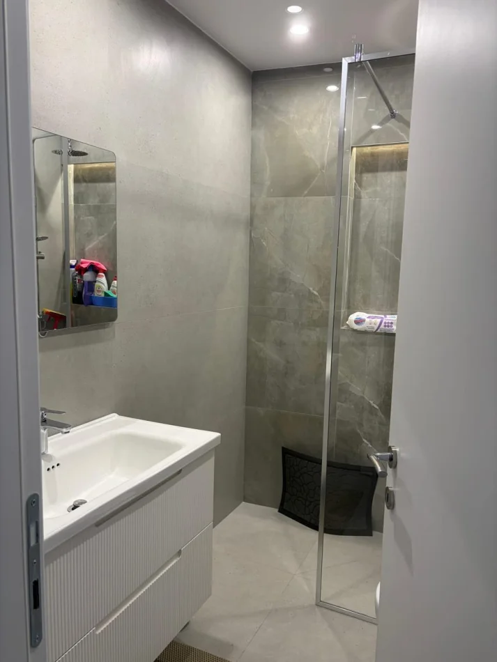 Tirane, jepet me qera ambjent biznesi Kati 3, 60 m² 700 € (Rruga Myslym Shyri)