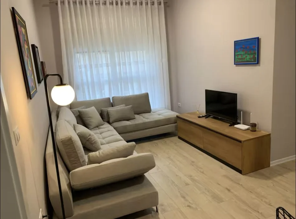 Tirane, jap me qera apartament 1+1+Ballkon Kati 2, 60 m² 500 € (Rr Ali Demi)