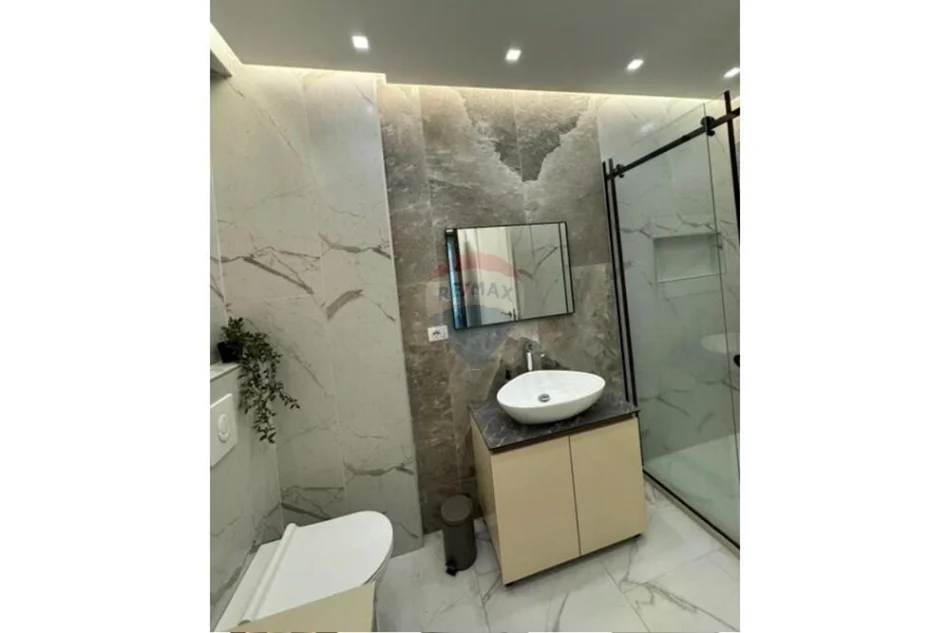 Tirane, jepet me qera 1+1 , 65 m² 700 € (Rruga Nexho Konomi)