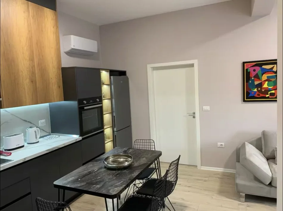 Tirane, jap me qera apartament 1+1+Ballkon Kati 2, 60 m² 500 € (Rr Ali Demi)