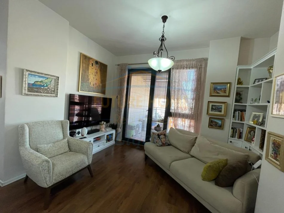 Tirane, jepet me qera 1+1 Kati 6, 76 m² 800 € 