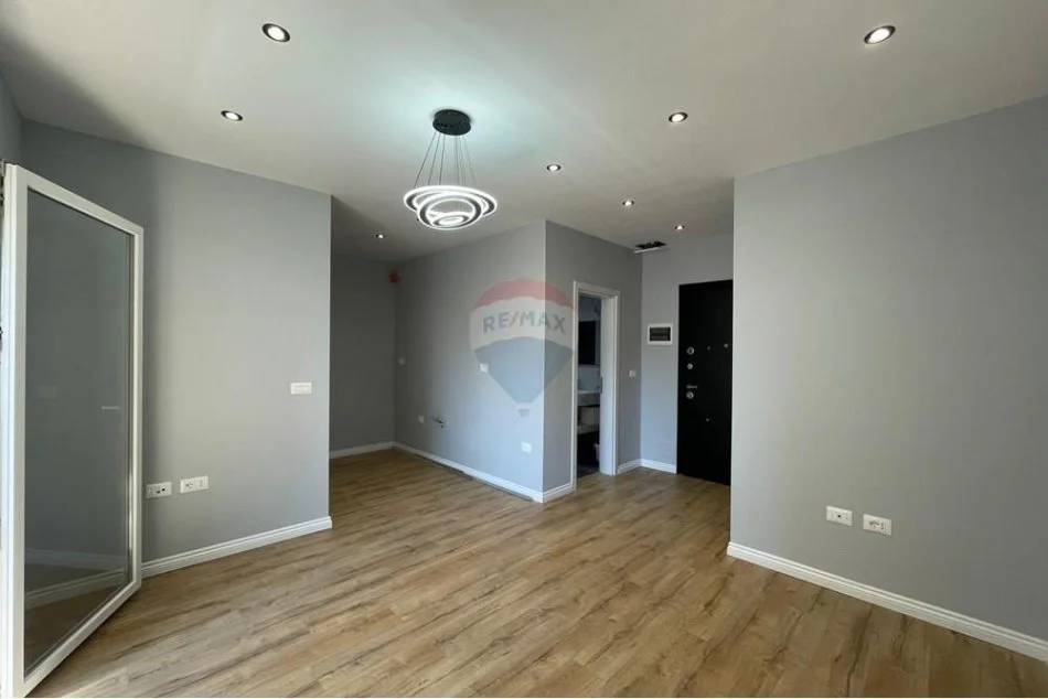 Tirane, shitet apartament 1+1+Ballkon , 49 m² 98.000 € (5 Maji)