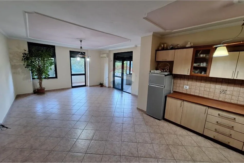 Tirane, jepet me qera 2+1 , 147 m² 1.350 € (Ish Ekspozita)