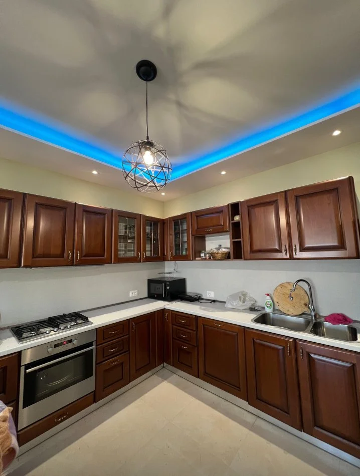 Shqiperi, jepet me qera apartament 2+1 Kati 6, 1.300 € (Kafe flora)