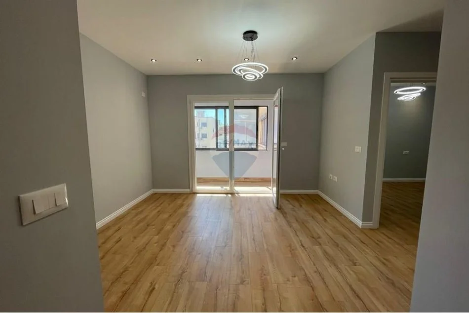 Tirane, shitet apartament 1+1+Ballkon , 49 m² 98.000 € (5 Maji)