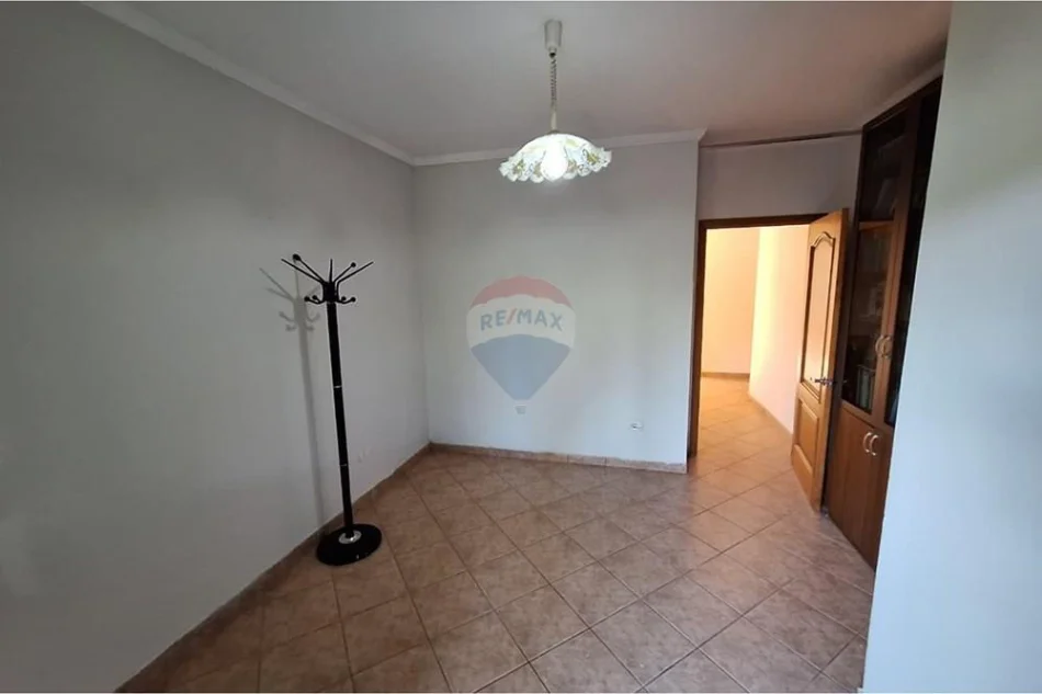 Tirane, jepet me qera 2+1 , 147 m² 1.350 € (Ish Ekspozita)
