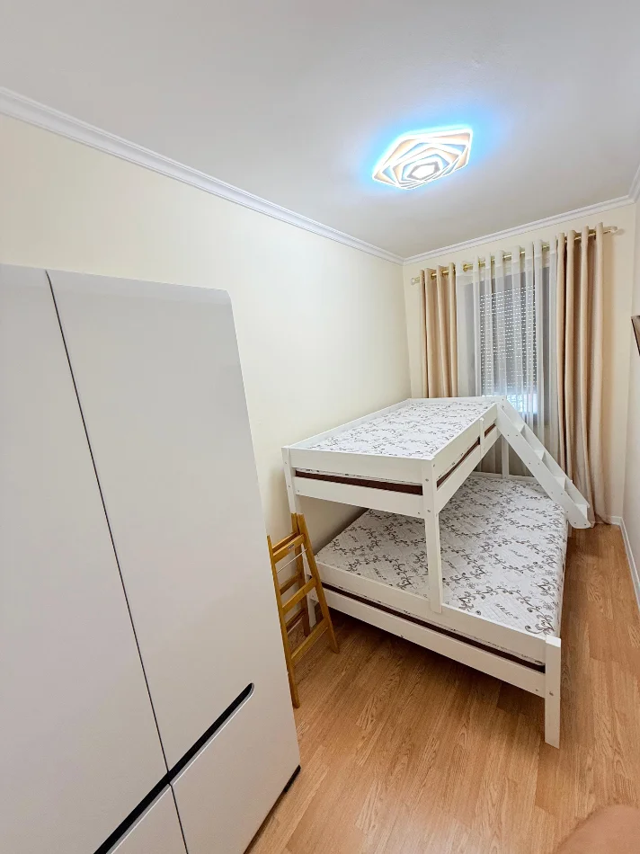 Shqiperi, jepet me qera apartament 2+1 Kati 3, 90 m² 1.200 € (Rruga e kosovareve)