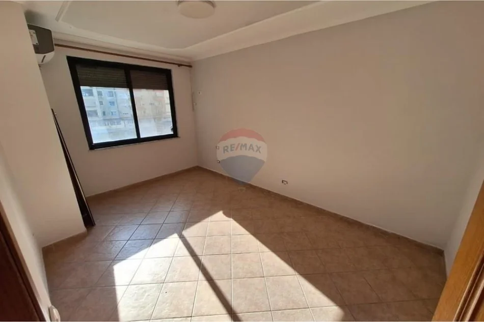 Tirane, jepet me qera 2+1 , 147 m² 1.350 € (Ish Ekspozita)