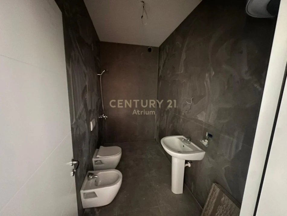 Tirane, shes apartament 1+1 Kati 1, 81 m² 185.000 € (Emerald Centre)