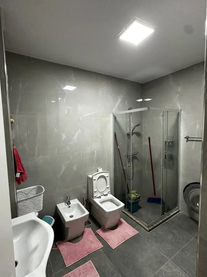 Tirane, jepet me qera apartament 2+1+Ballkon Kati 8, 107 m² 500 € (Rruga Dritan Hoxha)